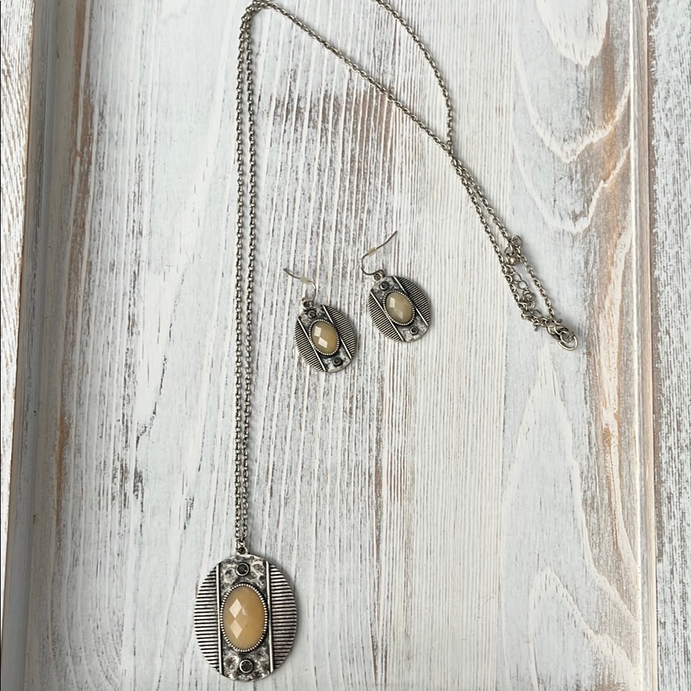 Maurices Silver And Cream Necklace 15$